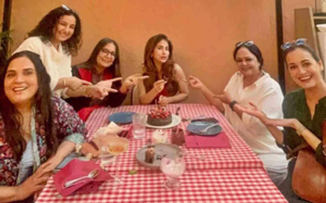 उर्मिला मातोंडकर के जन्मदिन पर दिखा सितारों का मेला, फ्रेम में नजर आईं शबाना-दिव्या